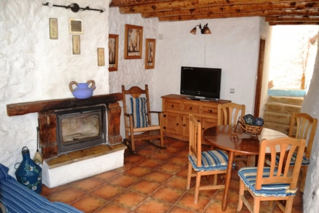 Sala amplia con chimenea