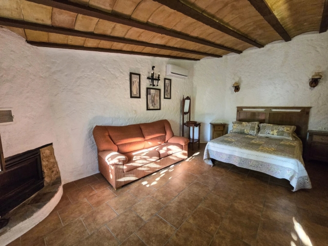 Dormitorio con chimenea