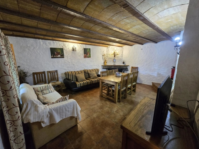 Sala amplia con chimenea 