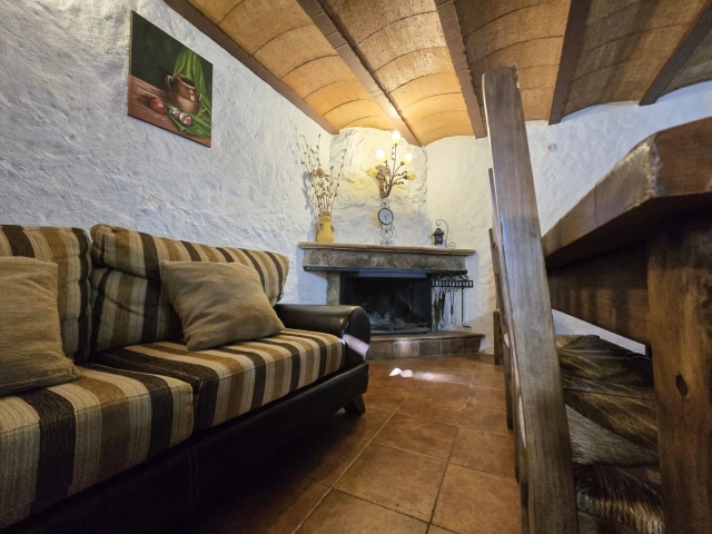 Sala amplia con chimenea