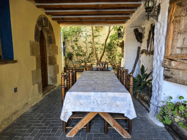 Amplio exterior con mesa 