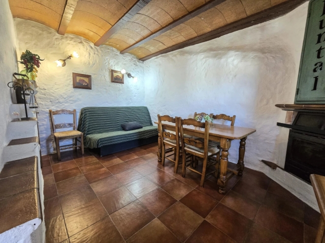 Sala amplia con mesa