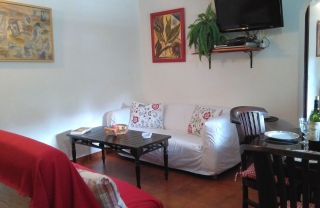 Salón con tele y mesa