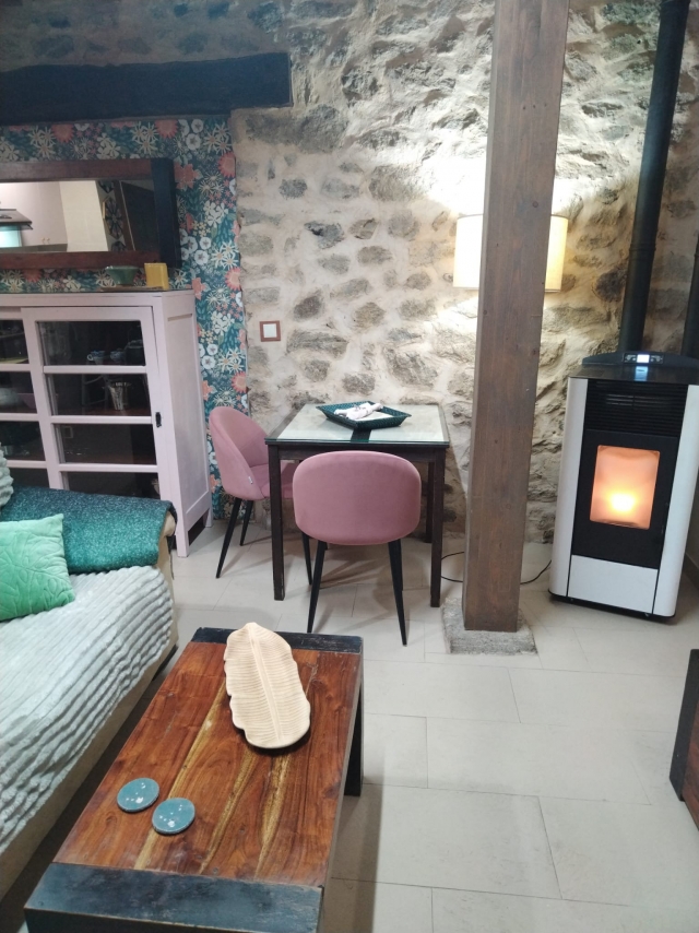 Sala con chimenea y mesa