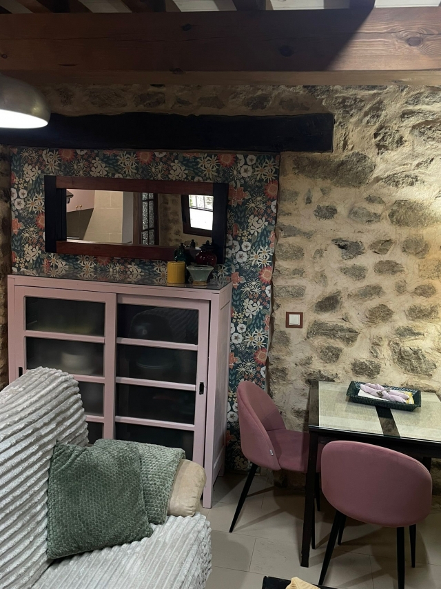 Sala de estar con mesa 