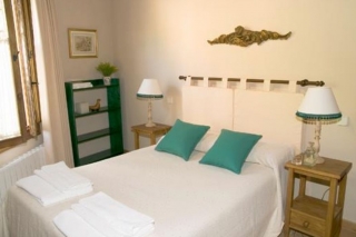 Cama grande y lámparas