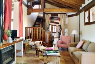 Sofá, chimenea y televisor