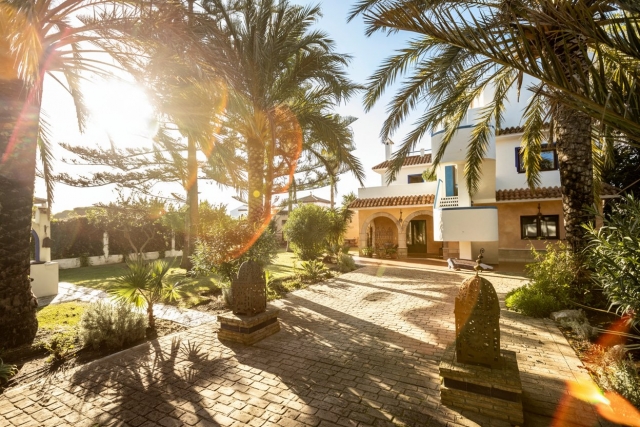 Casa de piedra con ventanas