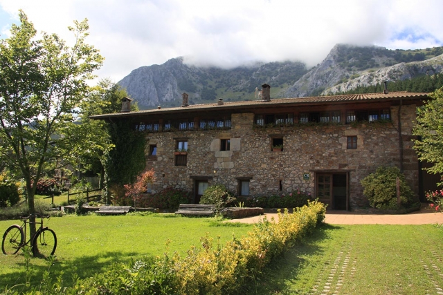 Casa y montes al fondo