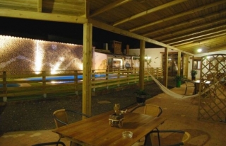 Vistas del porche exterior por la noche