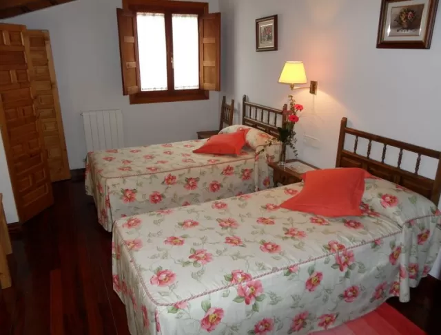 Dormitorio con camas individuales
