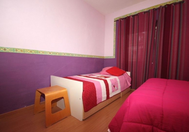 Dormitorio con cama de matrimonio y cama individual