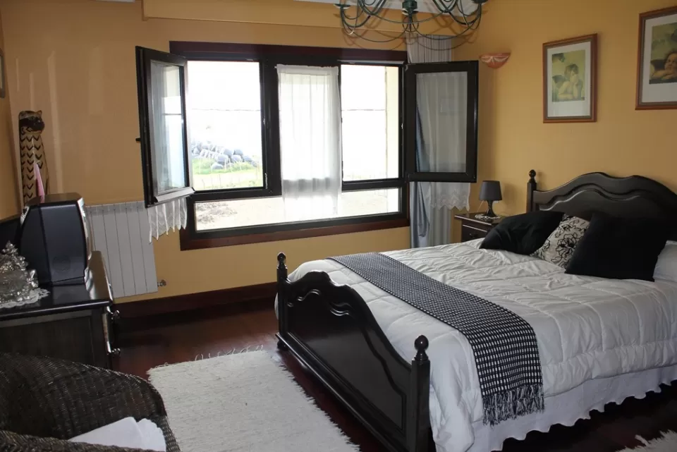 Habitación con cama grande