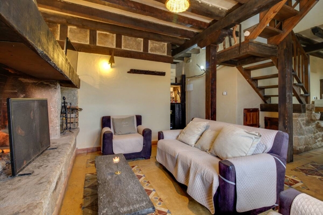 Sala de estar con chimenea