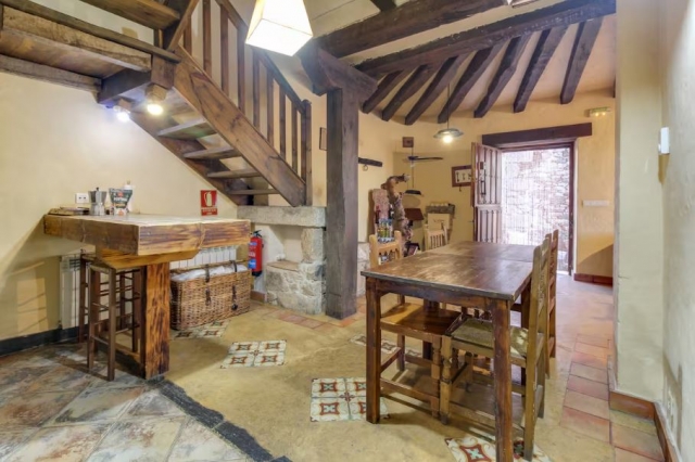 Cocina y mesa con barra