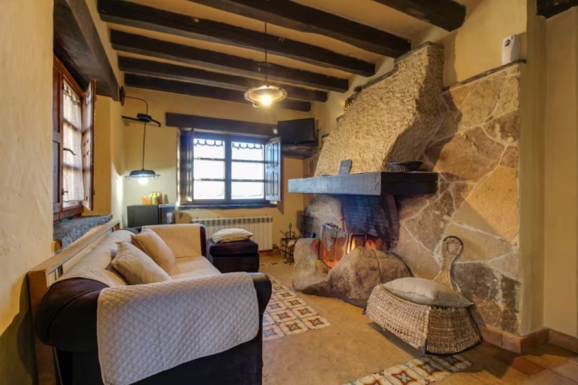 Sala con chimenea y sofa
