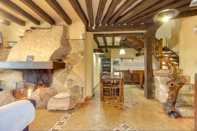Sala amplia con chimenea