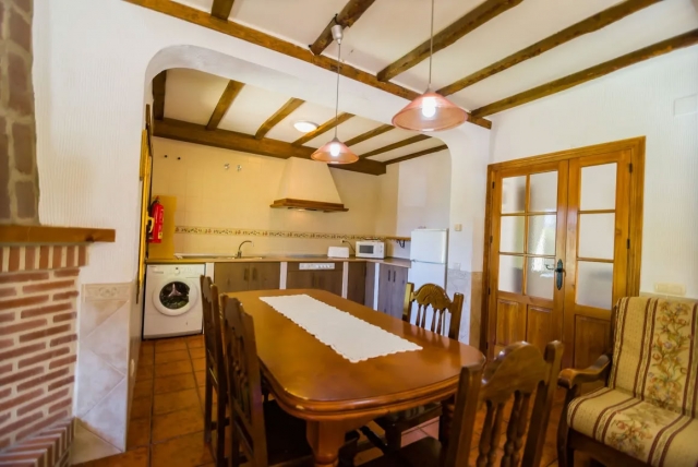 Cocina y mesa de comedor