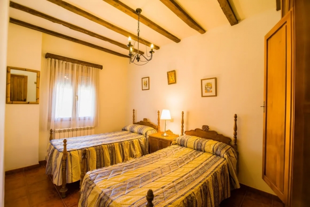 Dormitorio doble con vigas