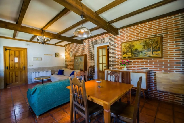 Sala amplia con mesa 