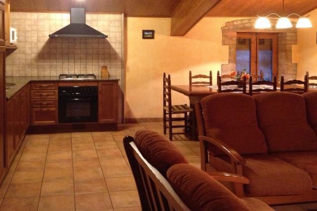 Cocina y mesa de comedor