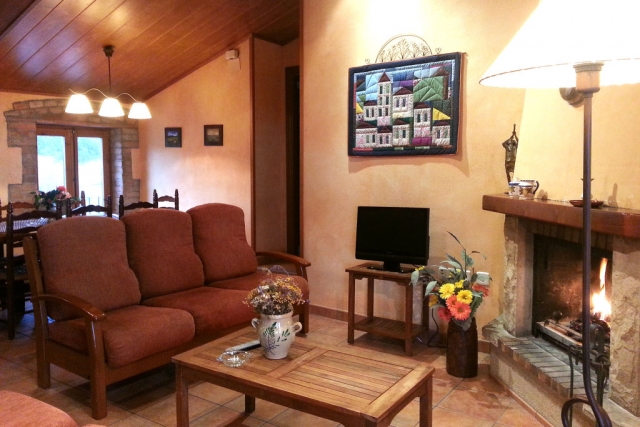 Sala amplia con chimenea 