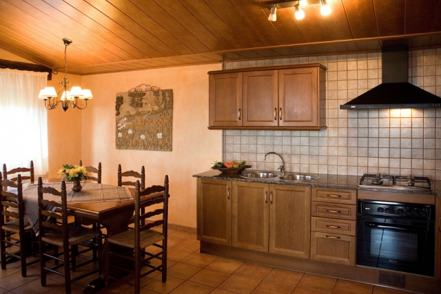 Cocina comedor con mesa