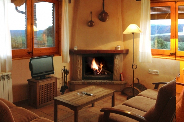 Sala amplia con chimenea
