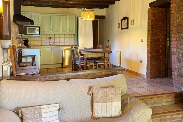 Cocina amplia con mesa