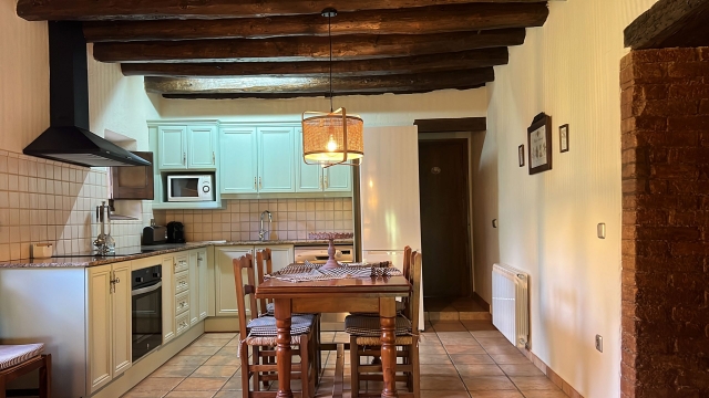 Cocina con mesa