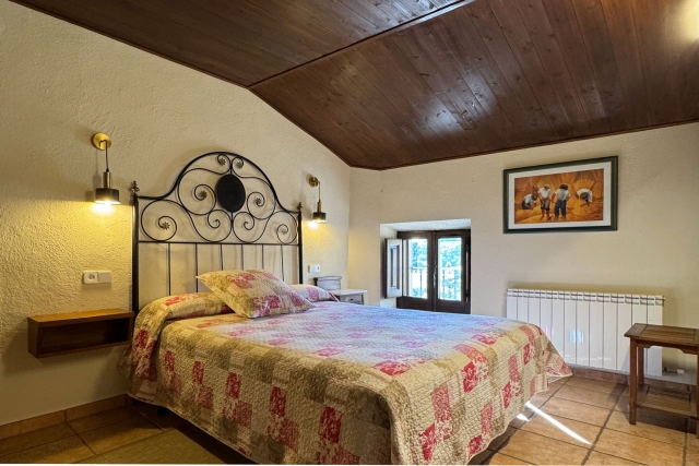 Dormitorio con cama 