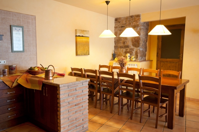 Cocina con mesa 