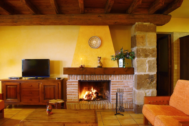 Sala amplia con chimenea