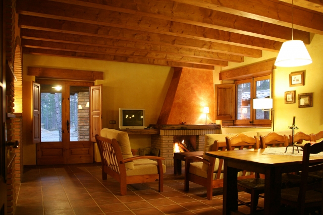 Sala amplia con chimenea
