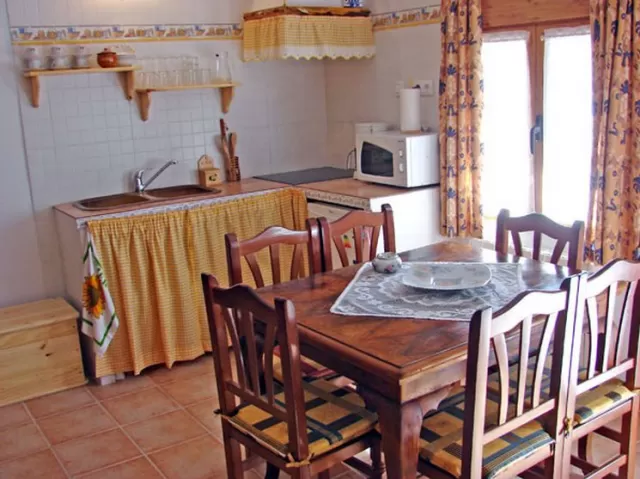 Cocina con ventana y mesa