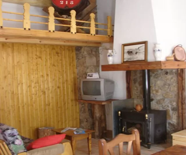 Salon con chimenea y altillo