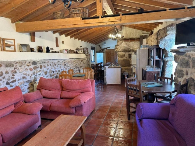 Sala amplia con sillones 