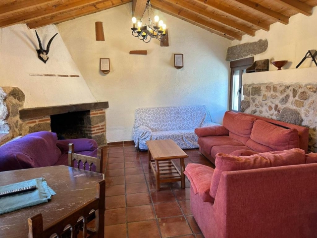 Sala amplia con vista de la chimenea en esquina.jpg