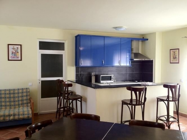 Cocina y salón con barra
