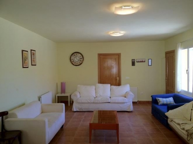 Salon con sofas y mesa auxiliar