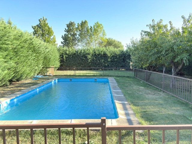 Piscina y zonas verdes