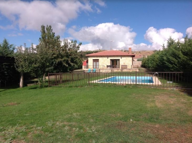 Acceso a la casa y piscina