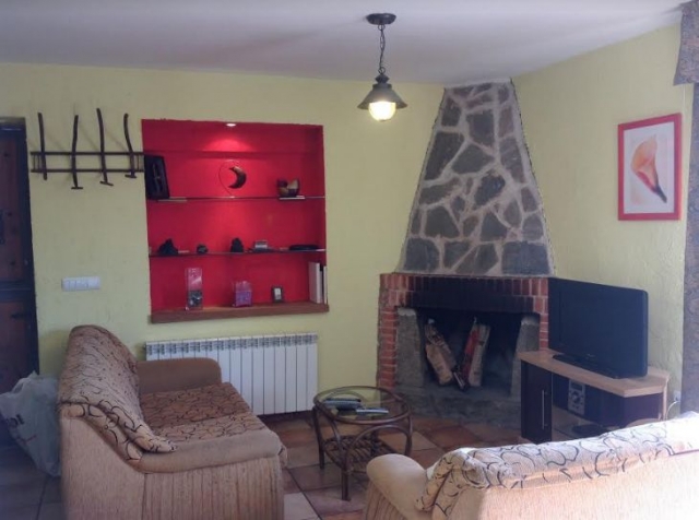 Sala de estar con la chimenea en esquina