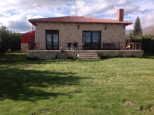 Vistas de la fachada con jardin y barbacoa