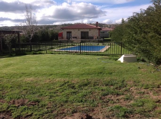 Vistas de la piscina vallada con cesped
