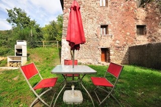 Muebles de exterior en el patio trasero con barbacoa