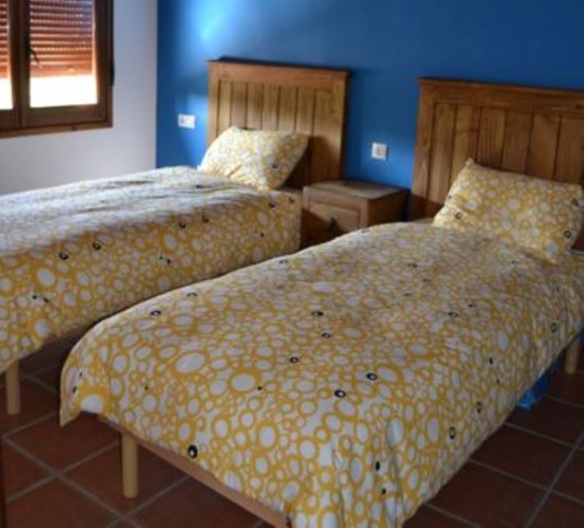 Dormitorio con camas individuales