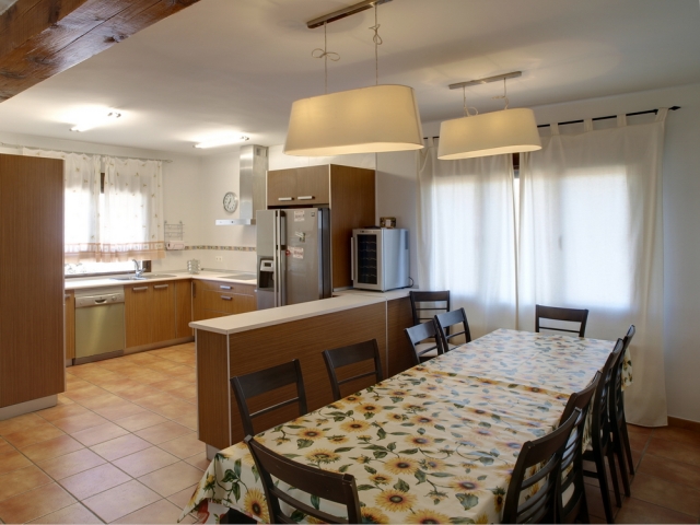Cocina con mesa y sillas