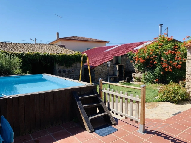 Amplia piscina exterior