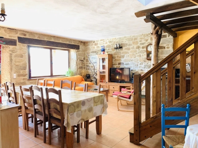 Sala amplia con mesa